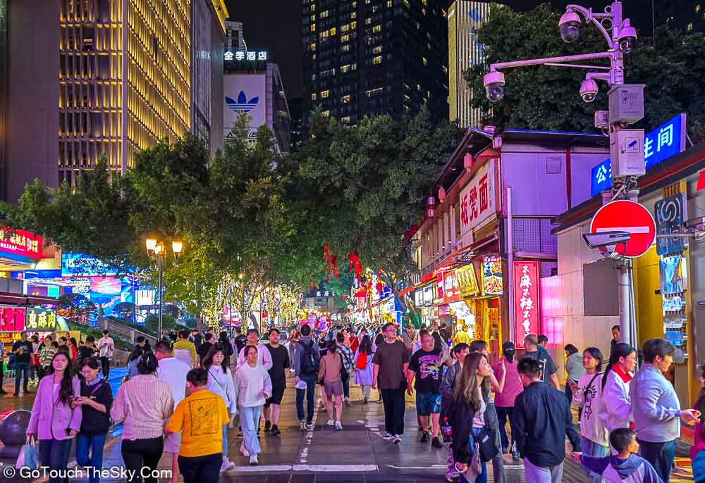 ถนนคนเดินปายิฟู้ดสตรีทยามค่ำคืนแสนคึกคัก