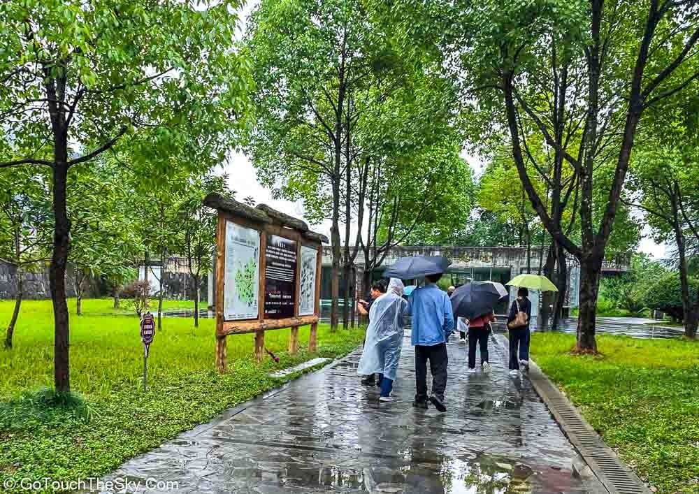 ลานด้านหน้าทางเข้าอุทยานช่องเขาหลงสุ่ย