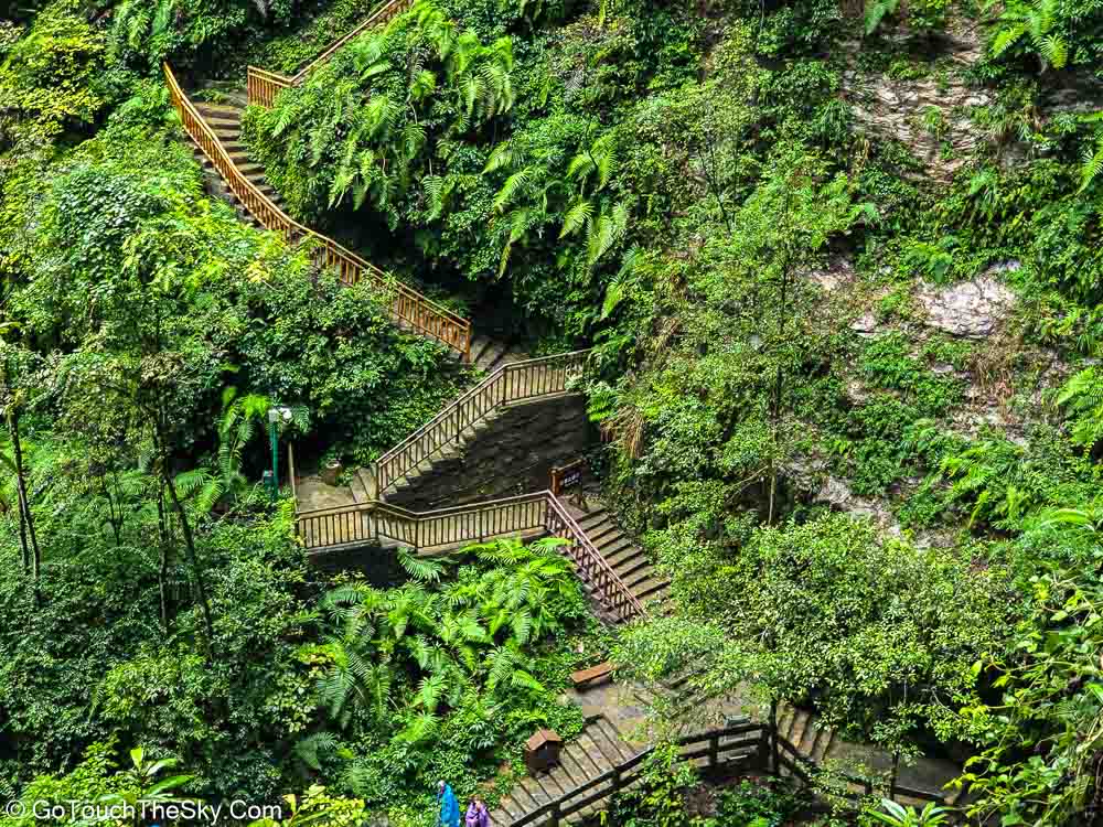 สะพานทางเดินท่ามกลางหน้าผาสูงชันในช่องเขาหลงสุ่ย
