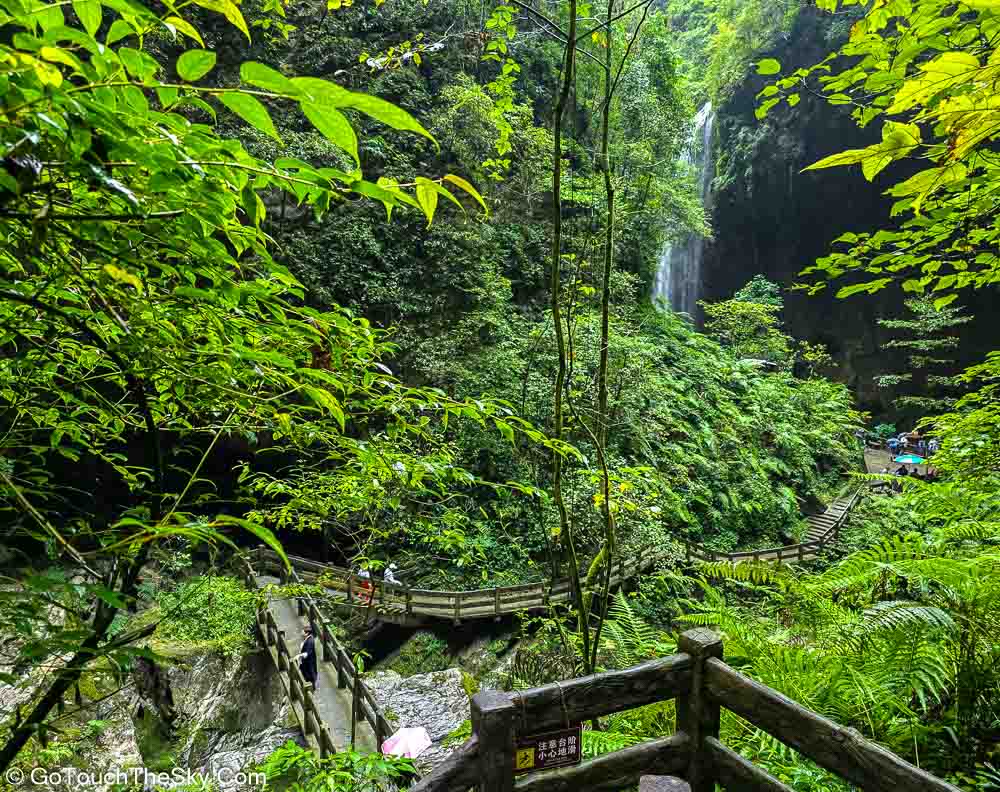 ธารน้ำใสไหลผ่านโขดหินในหุบเขา