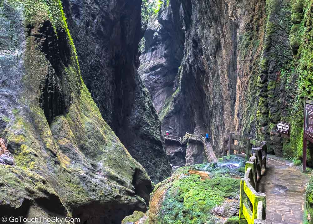 ผนังหินสองด้านบีบตัวเข้าหากันช่วงแคบที่สุดของช่องเขา