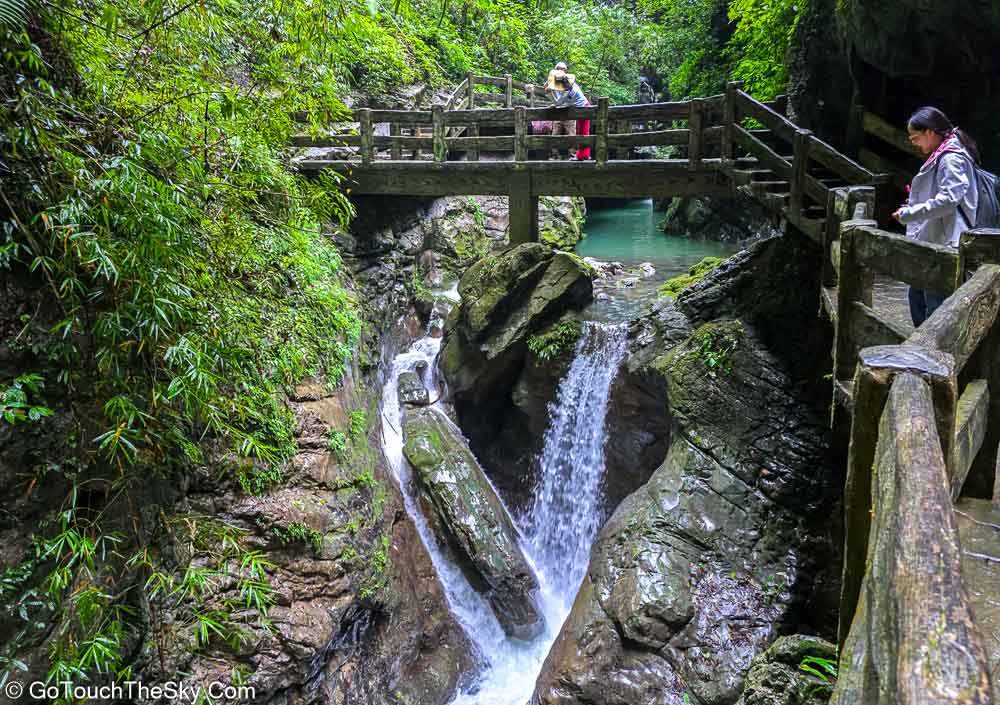 มุมมองสะพานทางเดินเหนือธารน้ำ