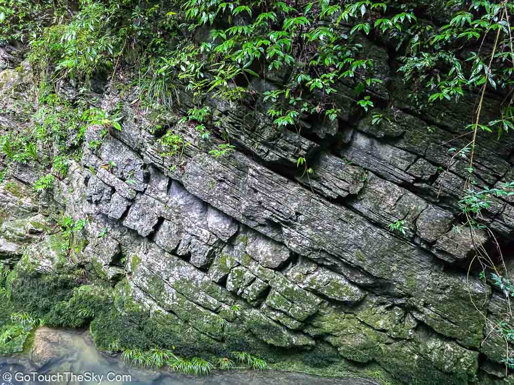 ลวดลายหินที่ถูกน้ำกัดเซาะเป็นริ้วชั้น