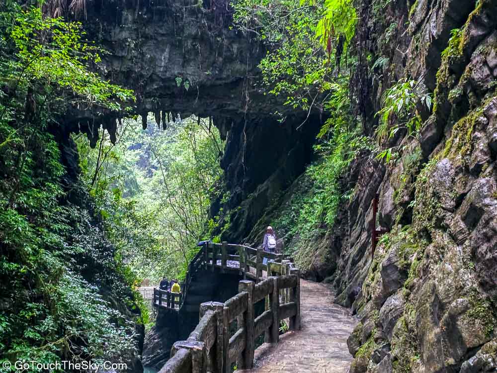 สะพานหินธรรมชาติขนาดเล็กเหนือเส้นทางเดิน