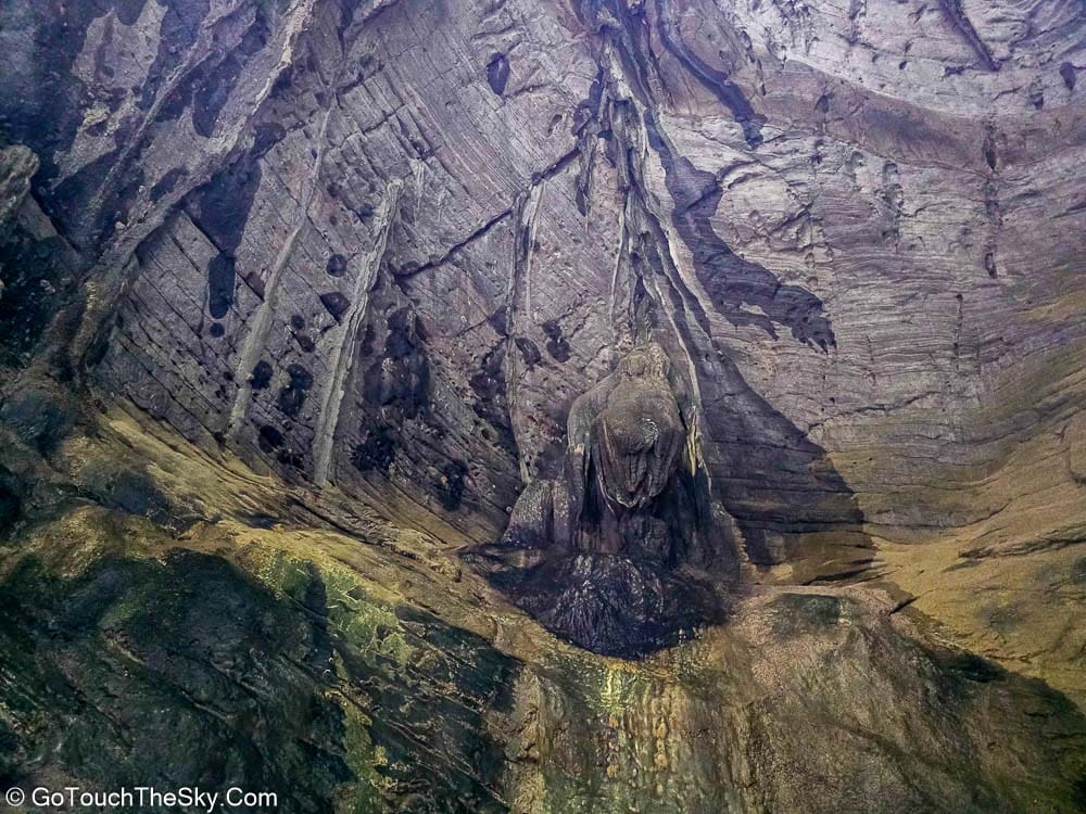 ทัศนียภาพหุบเขาและทางเดินมุมกว้าง