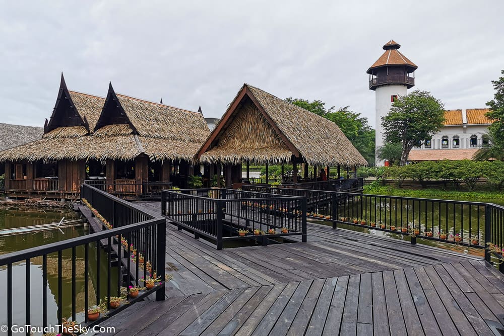 เรือนแพจำลองบรรยากาศริมน้ำสมัยโบราณ
