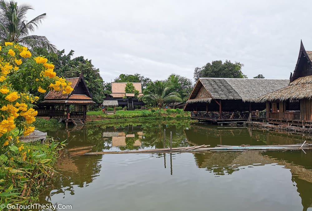 บรรยากาศเรือนแพและคลองในเมืองมัลลิกา