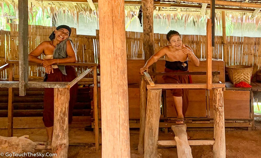 การหุงข้าวเตากระทะใบบัวแบบโบราณ