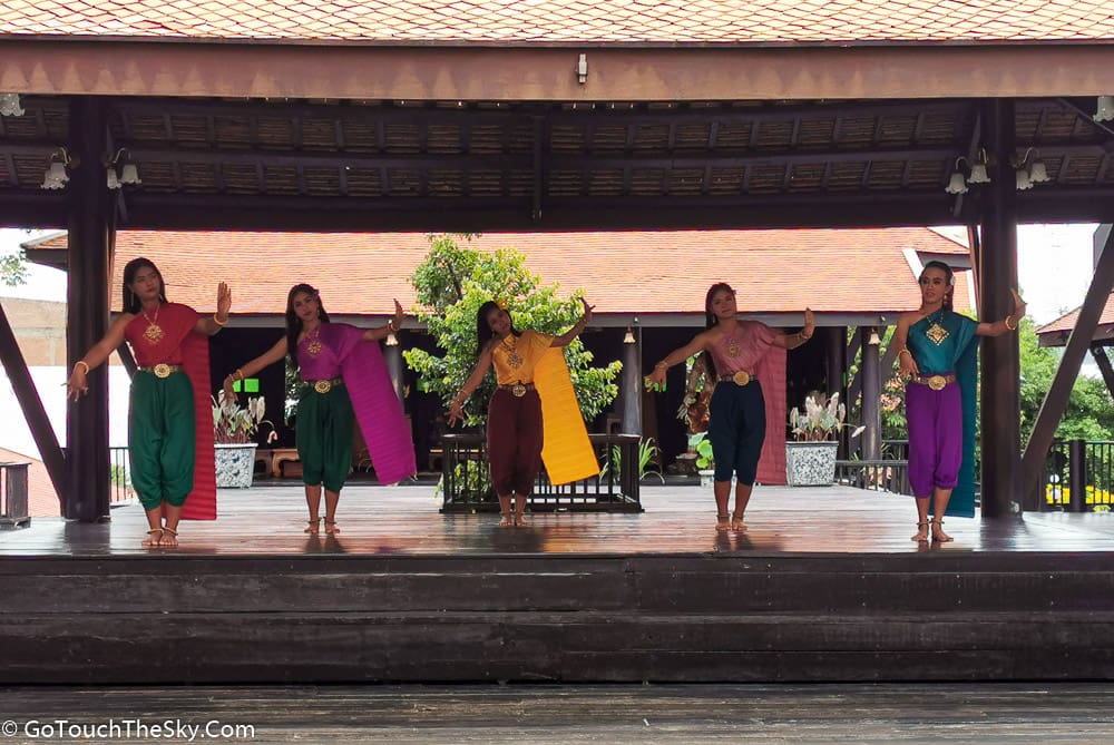 นักแสดงรำไทยในชุดโบราณ