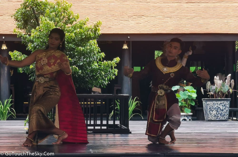 การแสดงนาฏศิลป์ไทยให้นักท่องเที่ยวชม