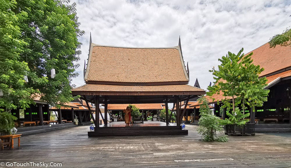 การแสดงรำไทยที่เรือนหมู่