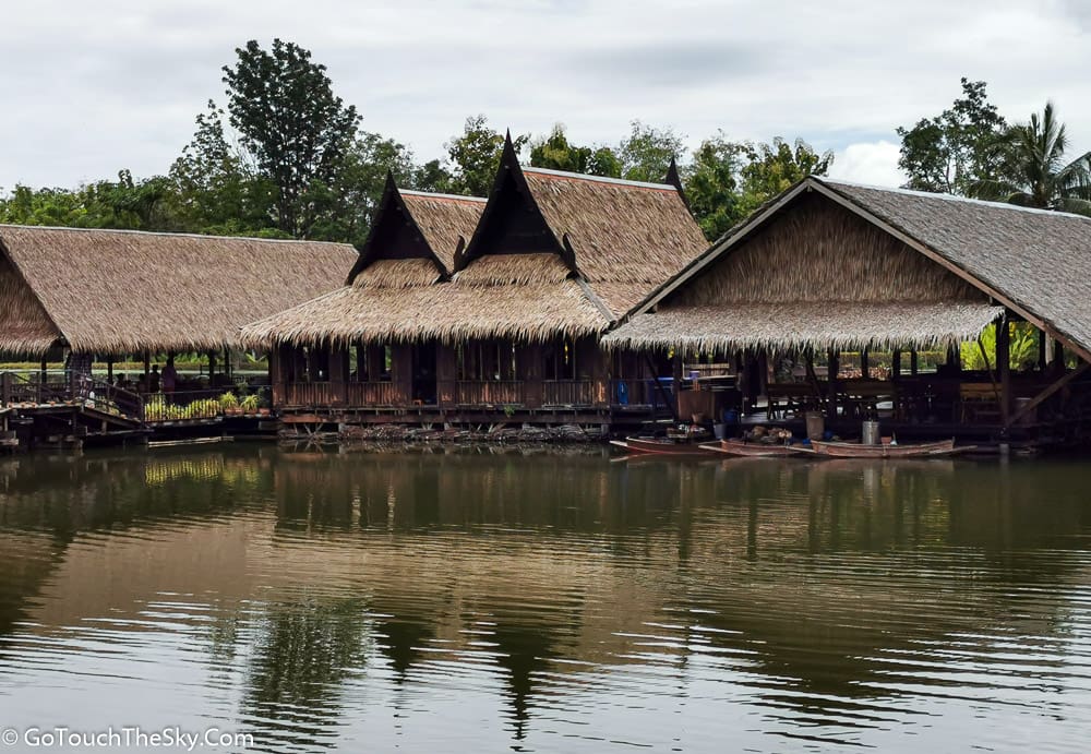 ร้านค้าริมน้ำสไตล์เรือนแพโบราณ