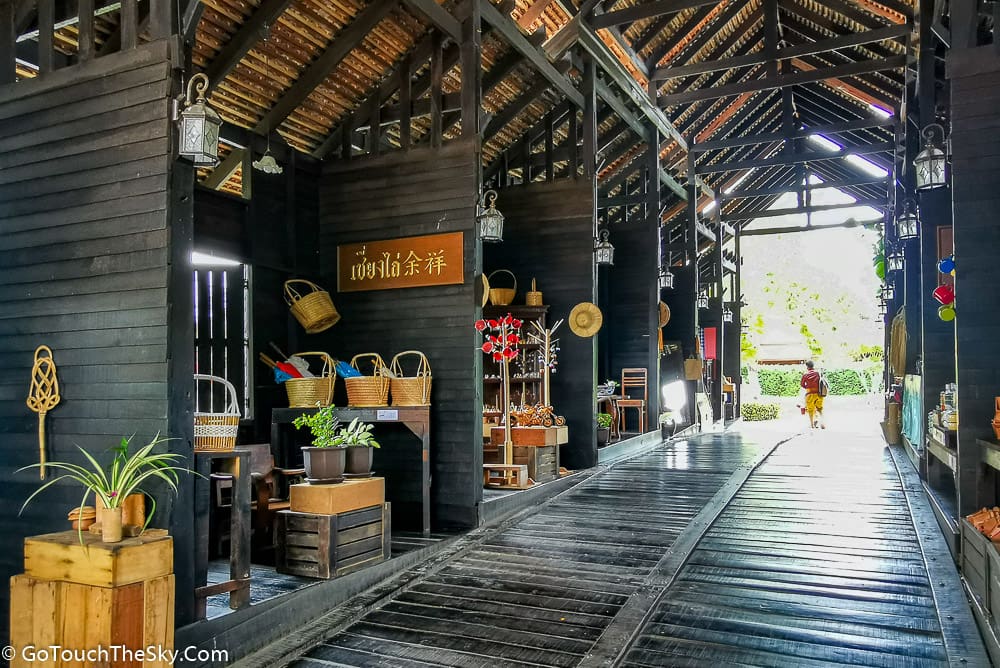 ร้านค้าผลไม้แห้งบนสะพานหัน