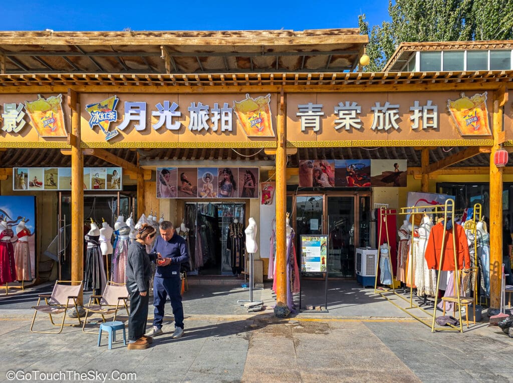 ร้านเช่าชุดโบราณเรียงรายหน้าอุทยาน