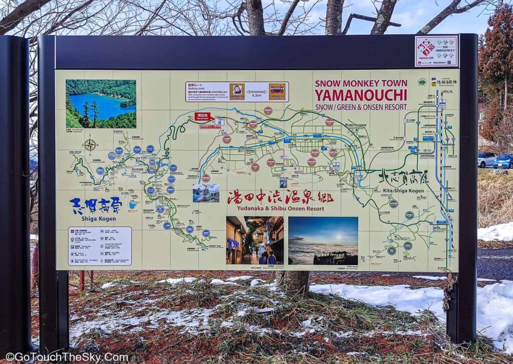 ผู้โดยสารลงรถบัสที่ป้าย Snow Monkey Park