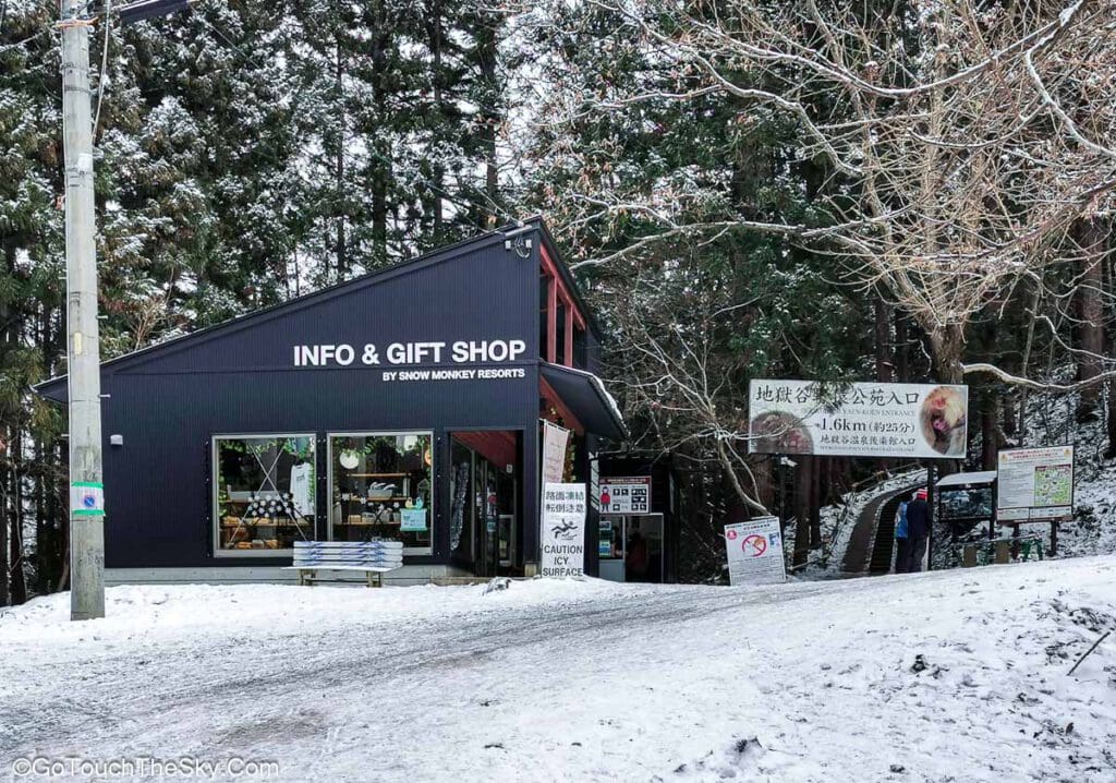 อาคาร Info & Gift Shop ปากทางเข้า Snow Monkey Park
