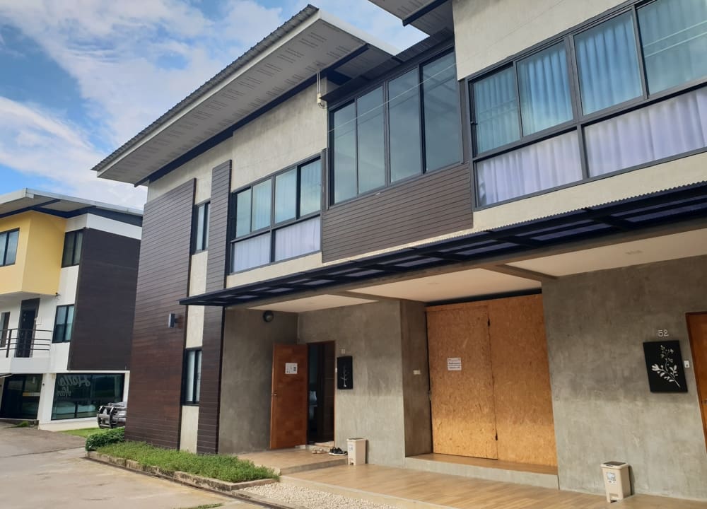 ที่จอดรถหน้าห้องพัก The Loft Suit