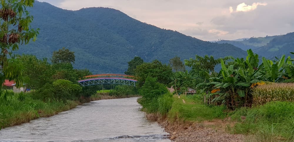 สะพานโค้งเล็กๆ ข้ามแม่น้ำกอนที่บ้านเชียงโคม