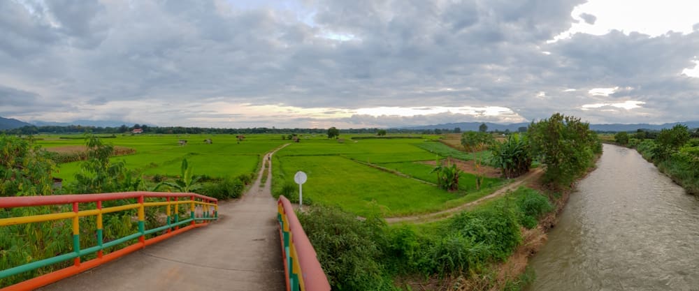 บรรยากาศท้องทุ่งนาริมแม่น้ำกอน