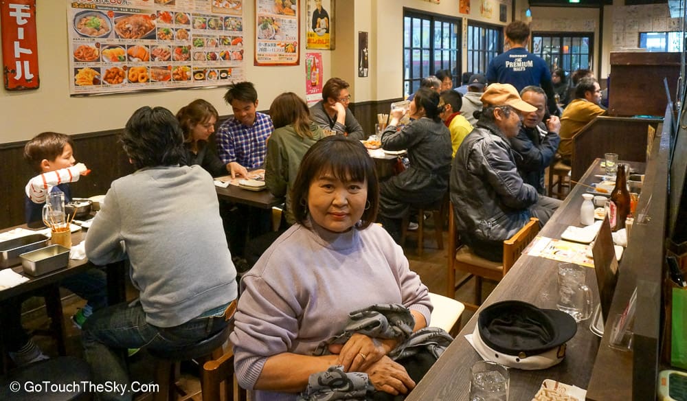 ป้ายร้านค้าสไตล์เก่าในตรอก
