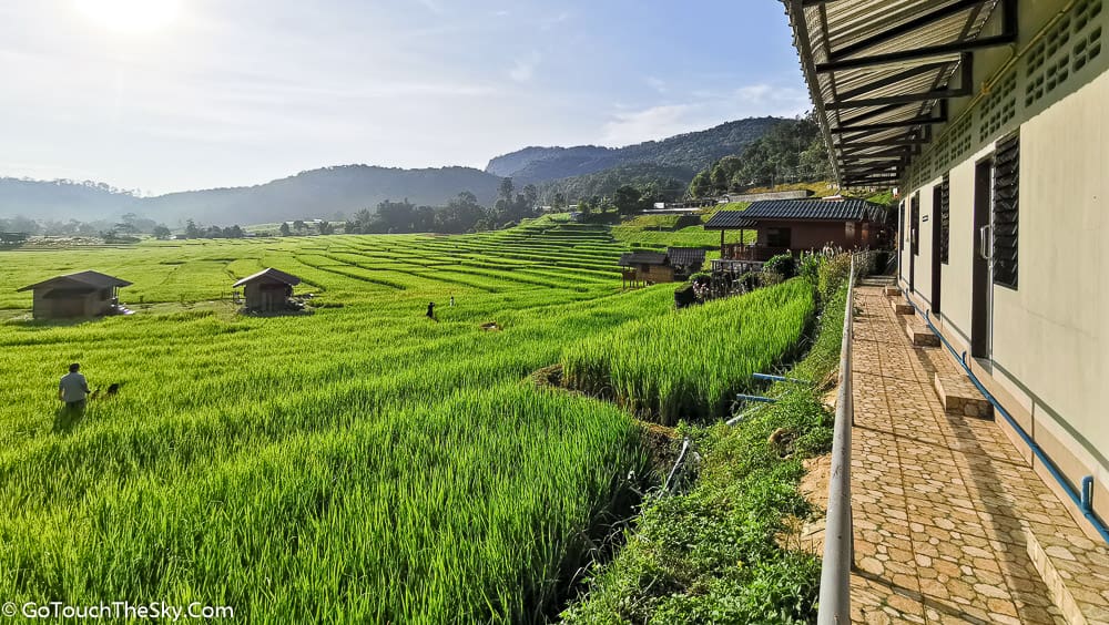 บ้านพักบังกาโลตั้งอยู่บนเนินเขา