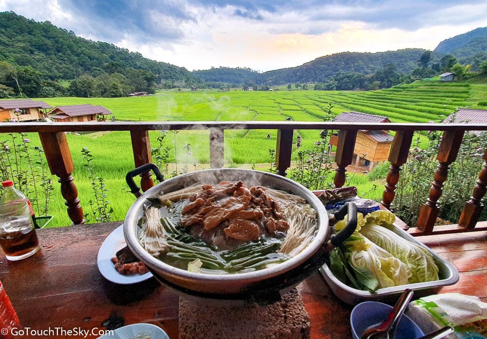 บรรยากาศมื้อเย็นหมูกะทะที่แม่กลางหลวง