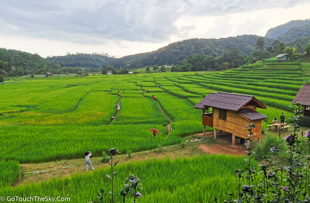 เมนูอาหารเย็นหมูกะทะกับวิวสวยงาม