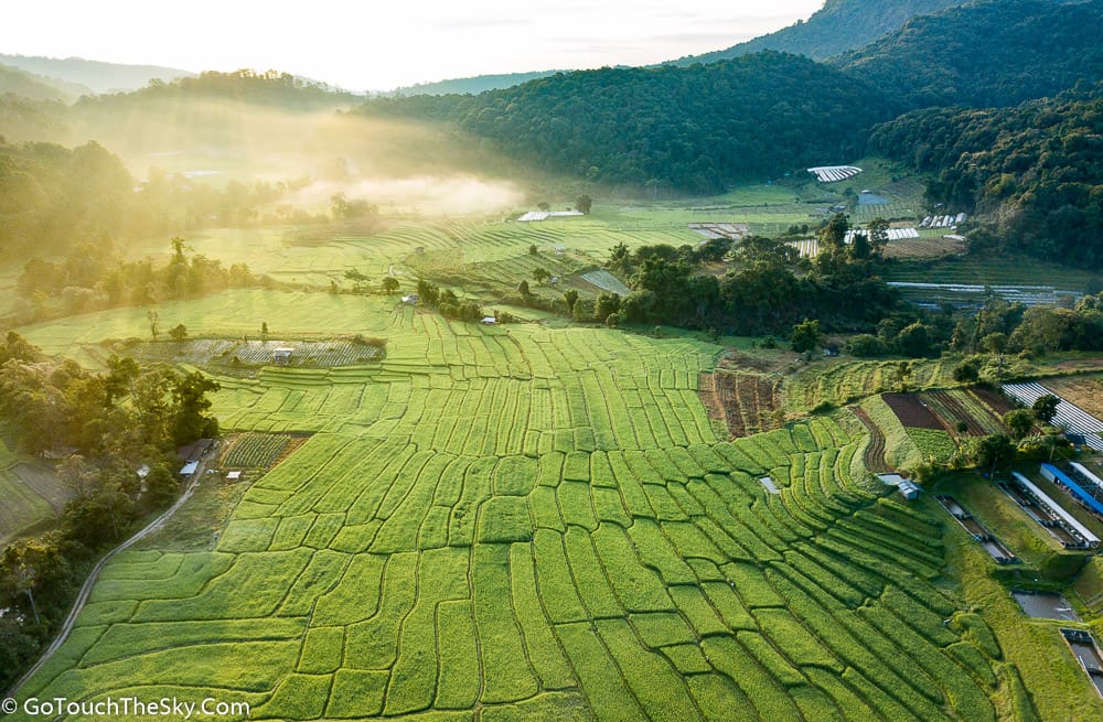 ทิวทัศน์นาขั้นบันไดจากมุมสูง