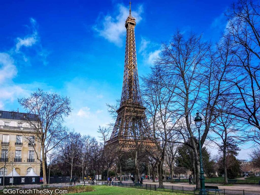 จุดขึ้นรถบัส Big Bus Tour ที่สวน Champ de Mars