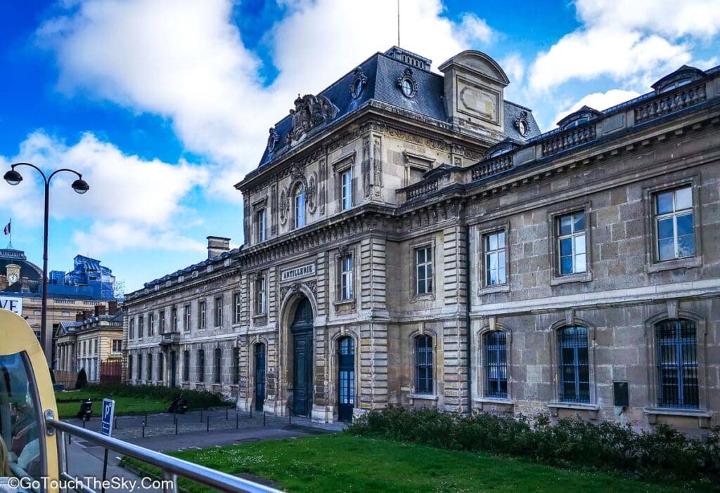 บรรยากาศรถบัสผ่านย่าน École Militaire