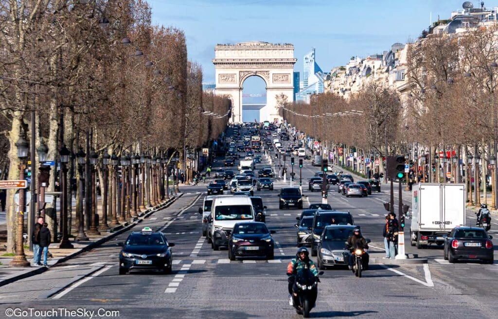 ประตูชัย Arc de Triomphe จากถนนช็องเซลีเซ
