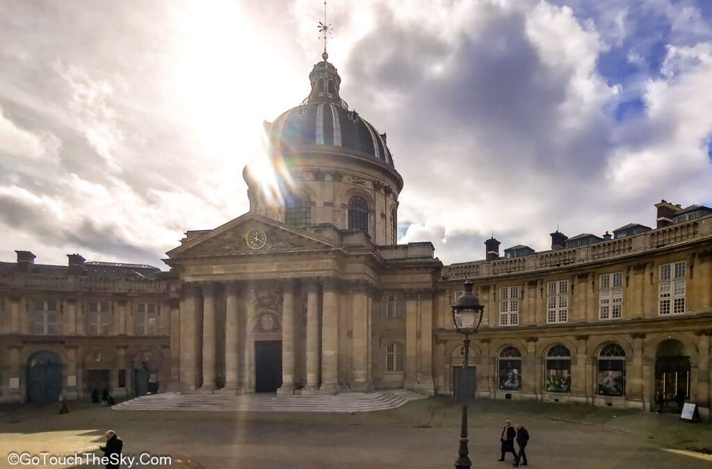 อาคาร Institut de France ริมแม่น้ำแซน