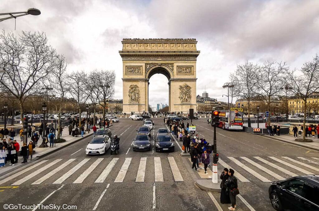 ประตูชัย Arc de Triomphe มุมกว้าง