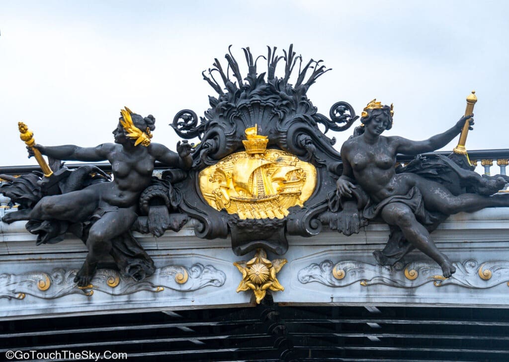 เรือแล่นผ่านใต้สะพาน Alexandre III