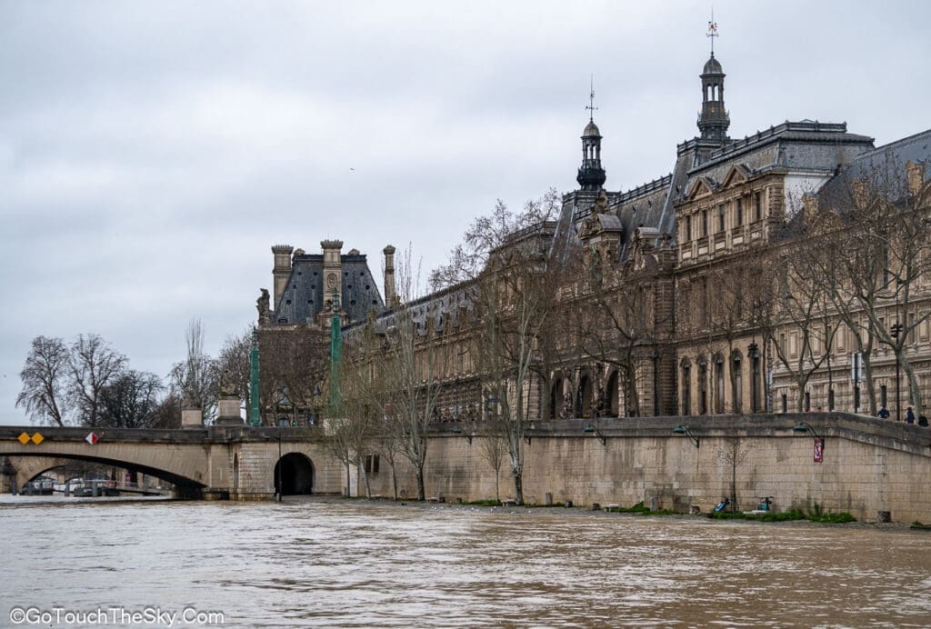 สะพาน Pont des Arts จุดที่เรือวกกลับ