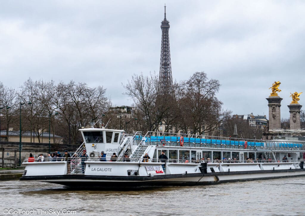 สะพาน Pont Alexandre III จากแม่น้ำแซน