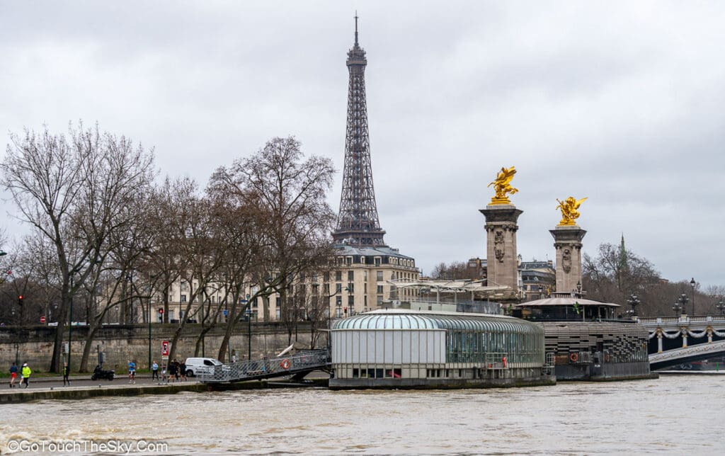 เรือแล่นผ่านสะพาน Alexandre III อีกครั้ง