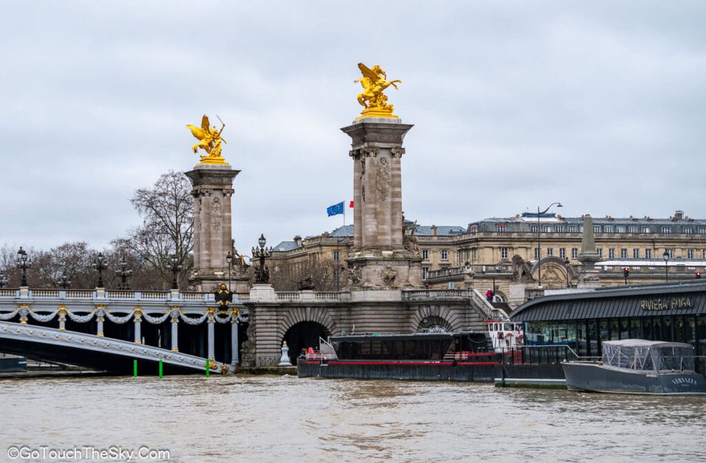 รูปปั้นทองประดับสะพาน Alexandre III