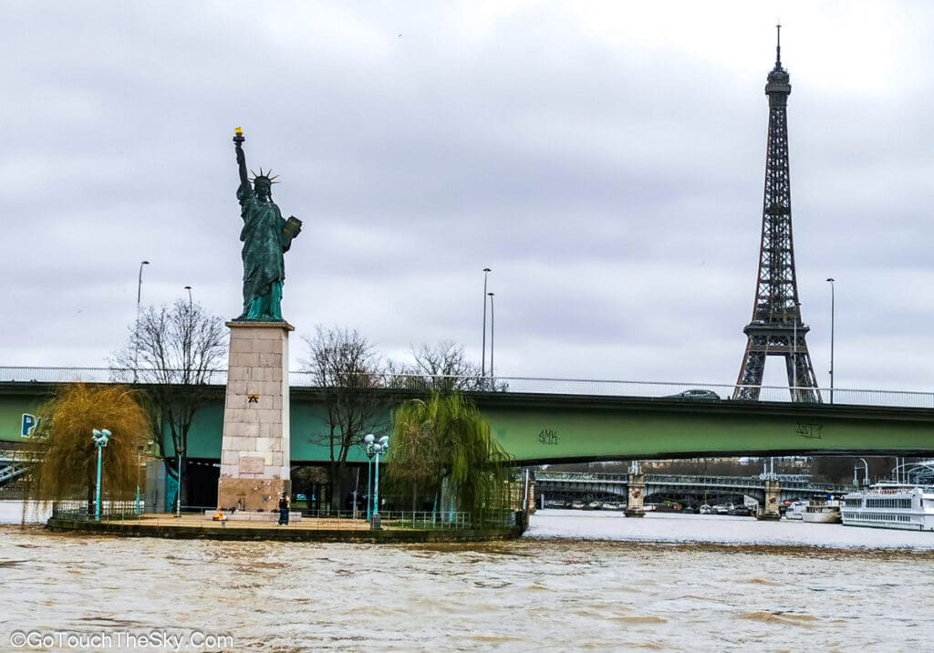 วิวสะพาน Bir Hakeim จากเรือ