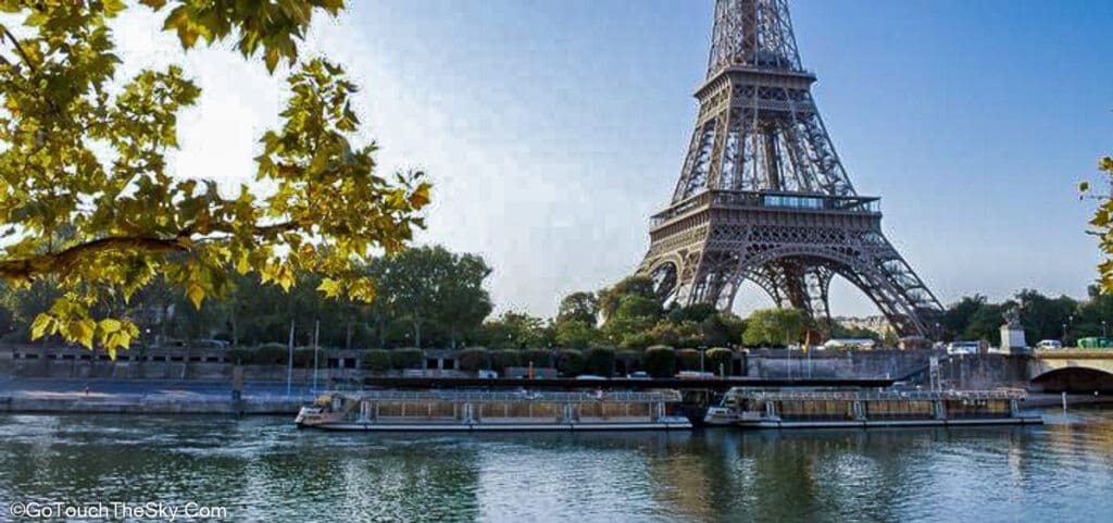 เรือ Les Bateaux Parisiens ริมแม่น้ำแซน