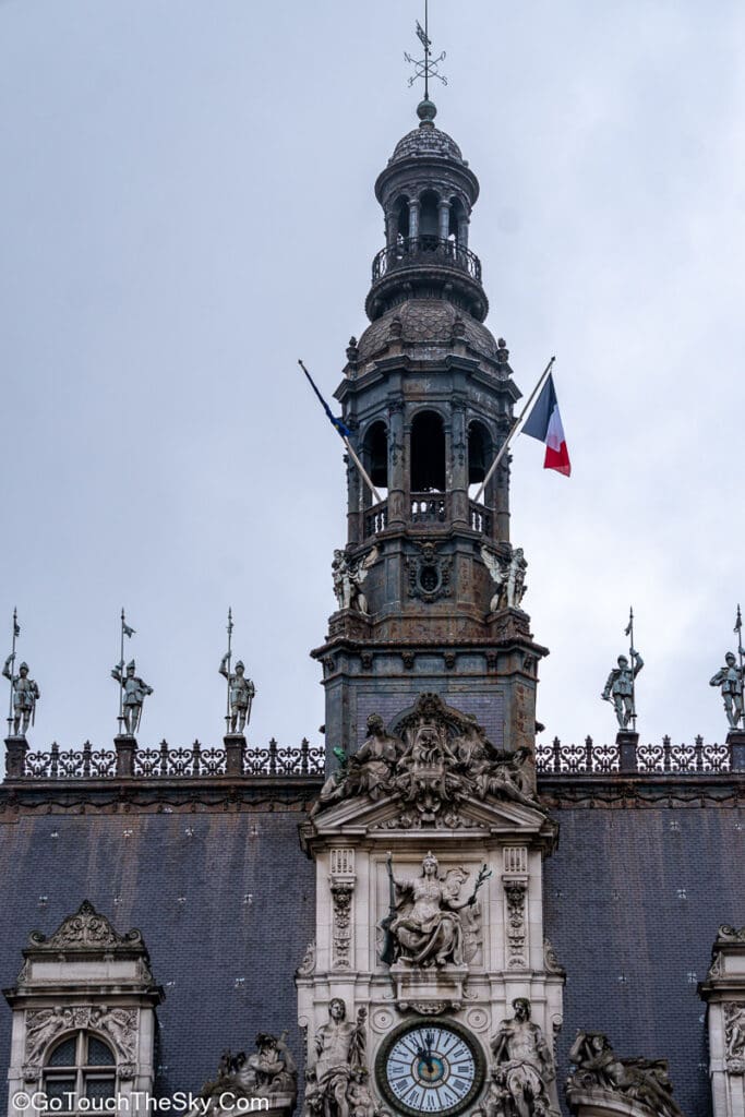 บรรยากาศจัตุรัส Place de l'Hôtel-de-Ville