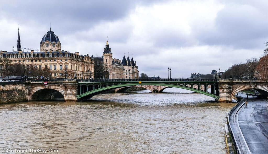 ถนนบนเกาะ Île de la Cité