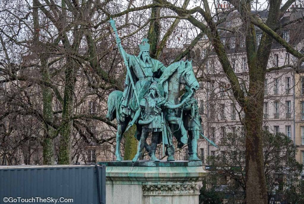 รูปปั้น Charlemagne et ses Leudes หน้าน็อทร์-ดาม
