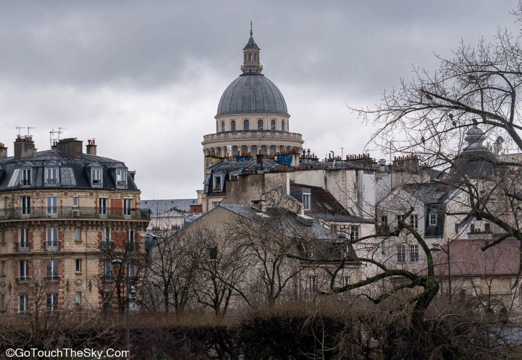 ยอดโดม Panthéon จากลานหน้าน็อทร์-ดาม