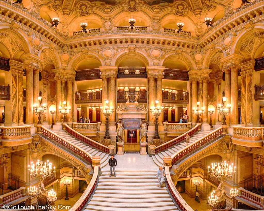 บันได Grand Escalier ภายในโรงอุปรากร