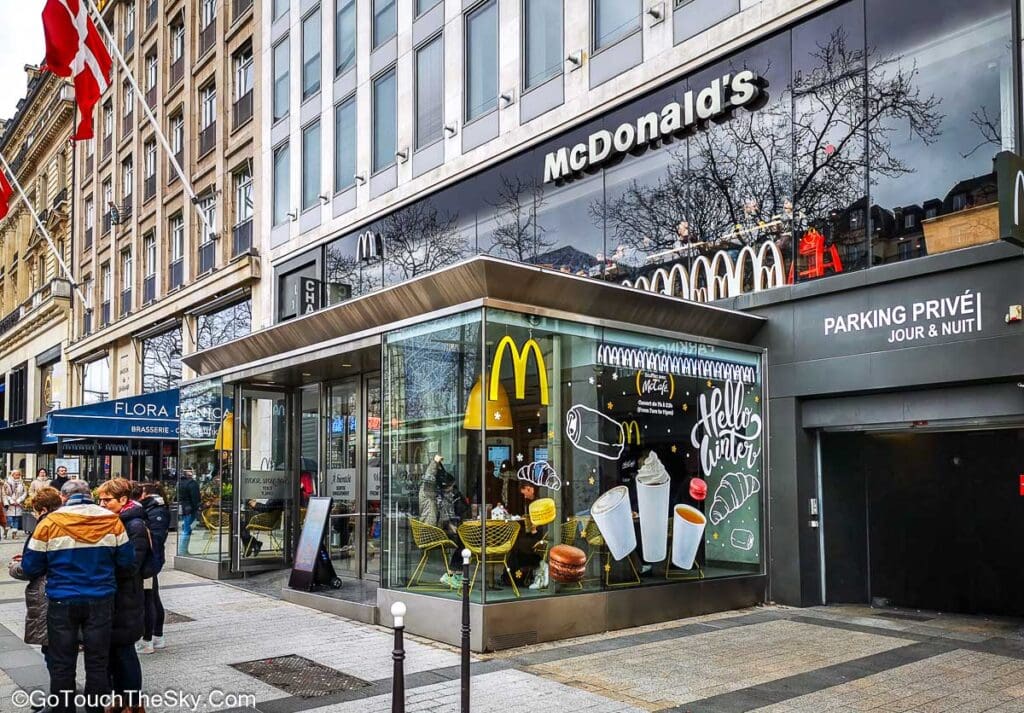 ร้าน McDonald's ใกล้ประตูชัย