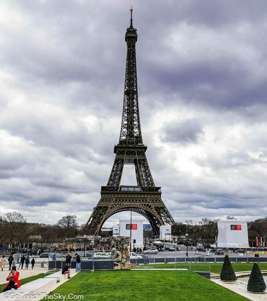 บรรยากาศเดินเล่นใกล้ Trocadéro Plaza