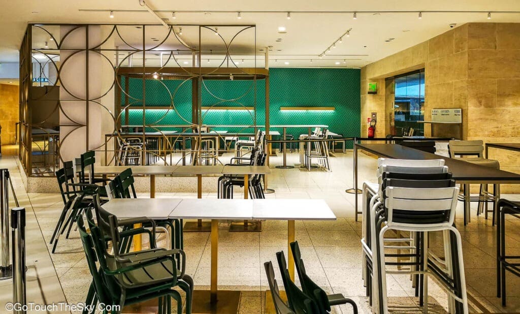 บรรยากาศร้านอาหารลูฟวร์