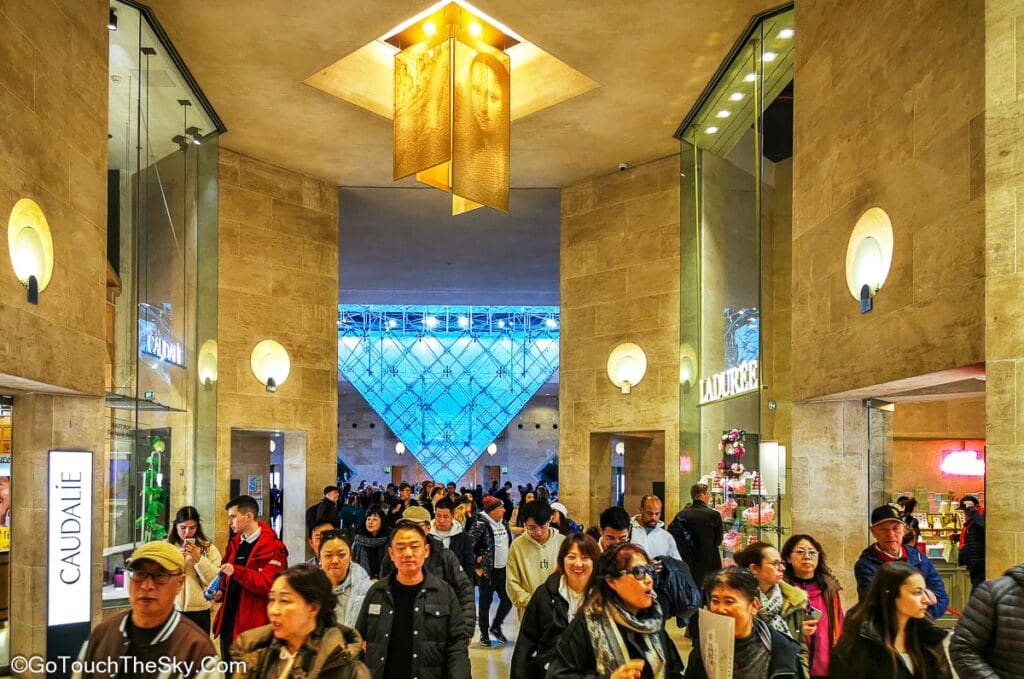 พีระมิดกลับหัว La Pyramide Inversée