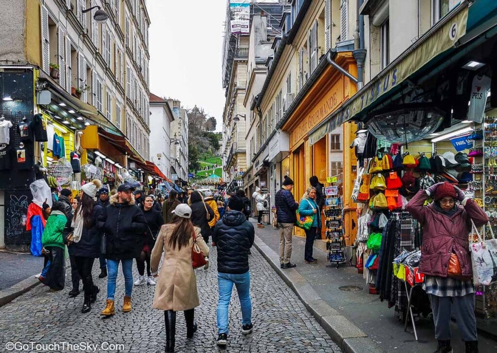 ถนนสู่มงมาร์ตจากสถานี Anvers